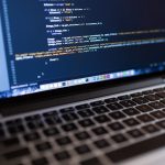 Développeurs web Ylarsoft travaillant sur un site professionnel