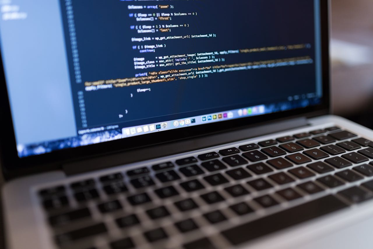 Développeurs web Ylarsoft travaillant sur un site professionnel